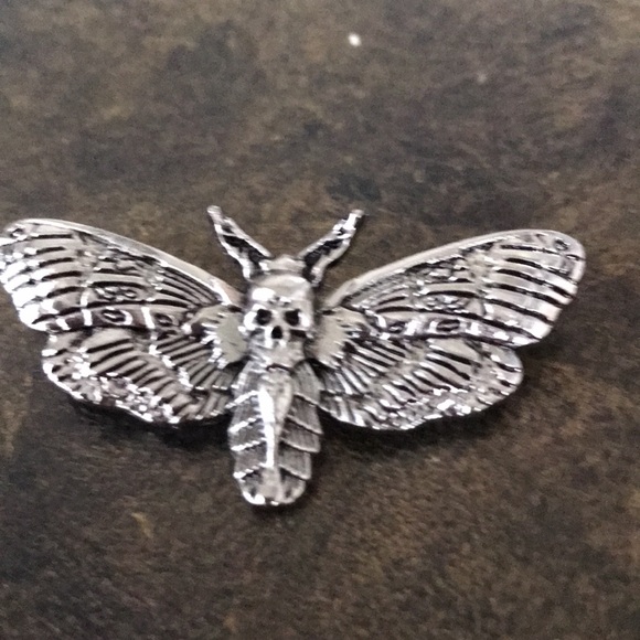NWT gothic witchy whimsygoth moth brooch pin w/ human skull oxidized silvertone - Picture 6 of 7